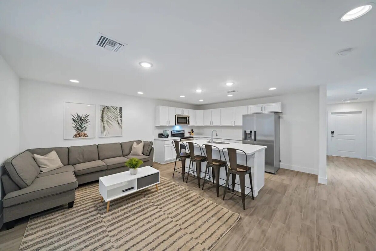 Great Room - 512 Lilac Ct