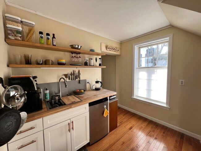 Kitchenette - 365 Main St