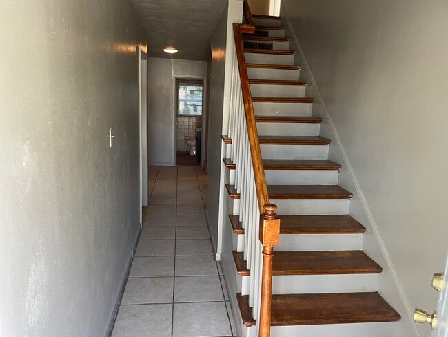 Building Photo - 915 Mapole Ave