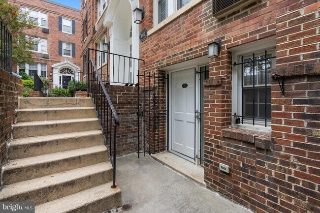 Foto del edificio - 4481 MacArthur Blvd NW