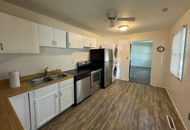 Building Photo - 3638 Clearwater Dr