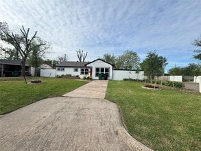 Building Photo - 6645 Lodge St