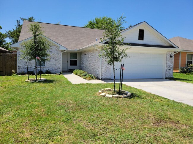 Foto del edificio - Bryan - 3 Bedroom / 2 Bath / 2 car garage / fenced in back yard.