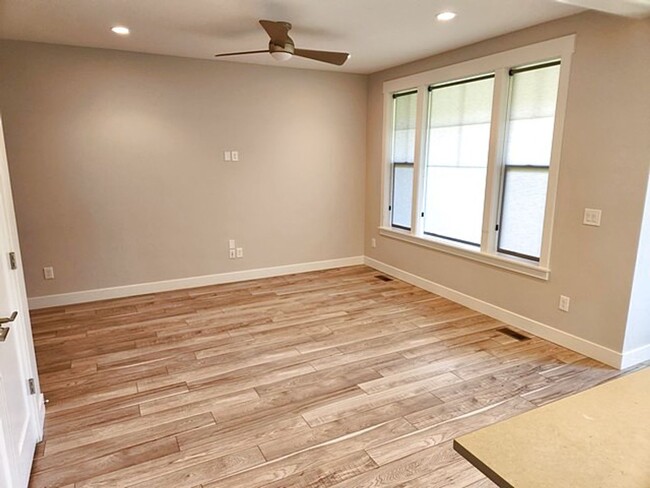 Building Photo - Perfectly Located Wasatch Spring Townhome