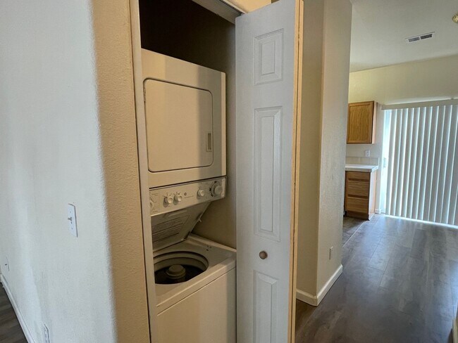 Building Photo - 2 Bedroom 2 1/2 Bath Townhome near UNR