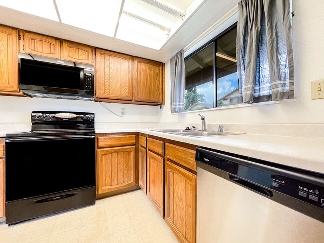 Building Photo - Spacious Wailuna! Centrally Located!