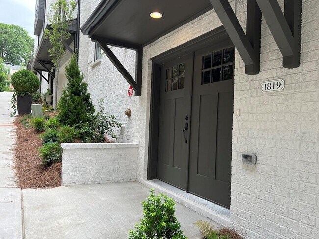 Foto del edificio - 1819 Huntington Hills Ln NW