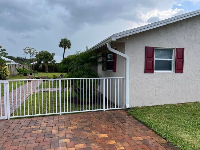 Foto del edificio - 17741 Carver Ave