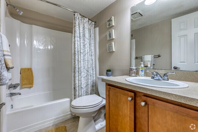 Palma A - Baño principal - Park Village Apartments