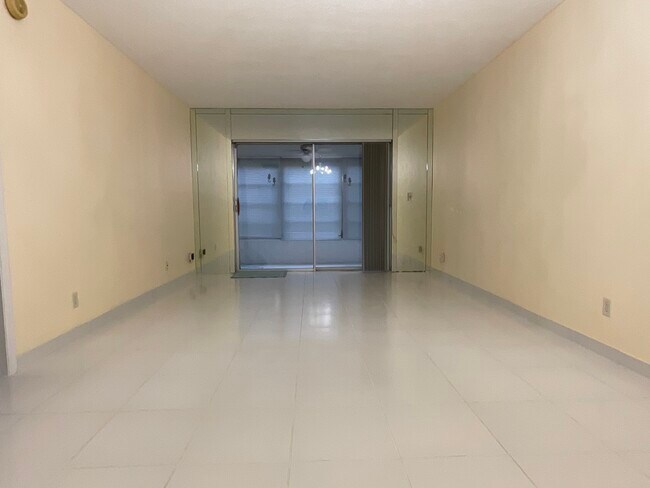 Mirando desde el área del comedor hacia la sala de estar y el solario. - 2900 NW 47th Terrace