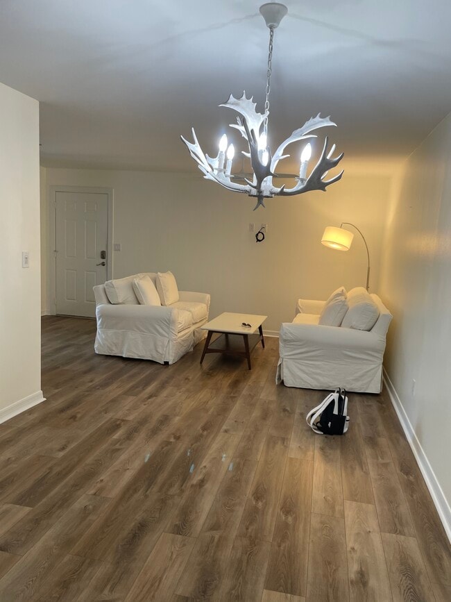 Building Photo - 800 S Golf Dr