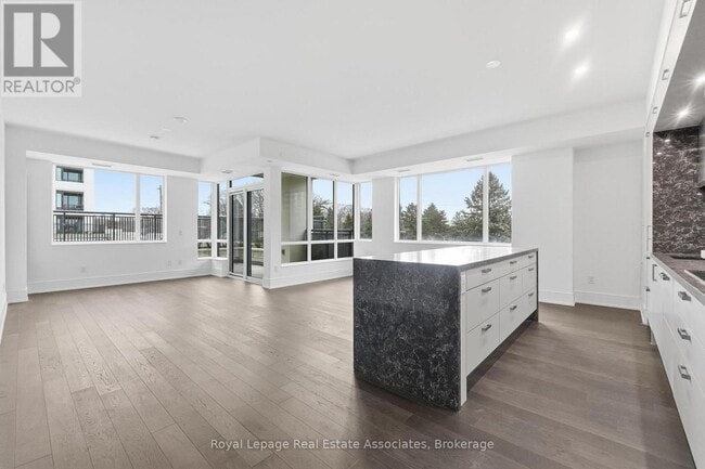 Photo du bâtiment - 259 The Kingsway