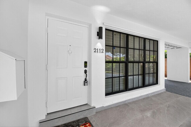 Building Photo - 2112 N 14th Terrace