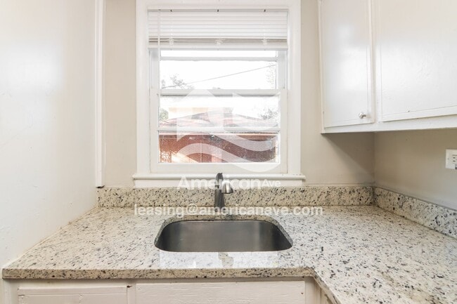 Building Photo - 822 33rd Ave