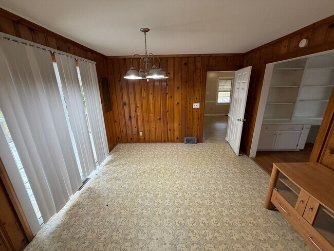 Building Photo - 3 Bedroom Brick Ranch with Large Yard and Bonus Room