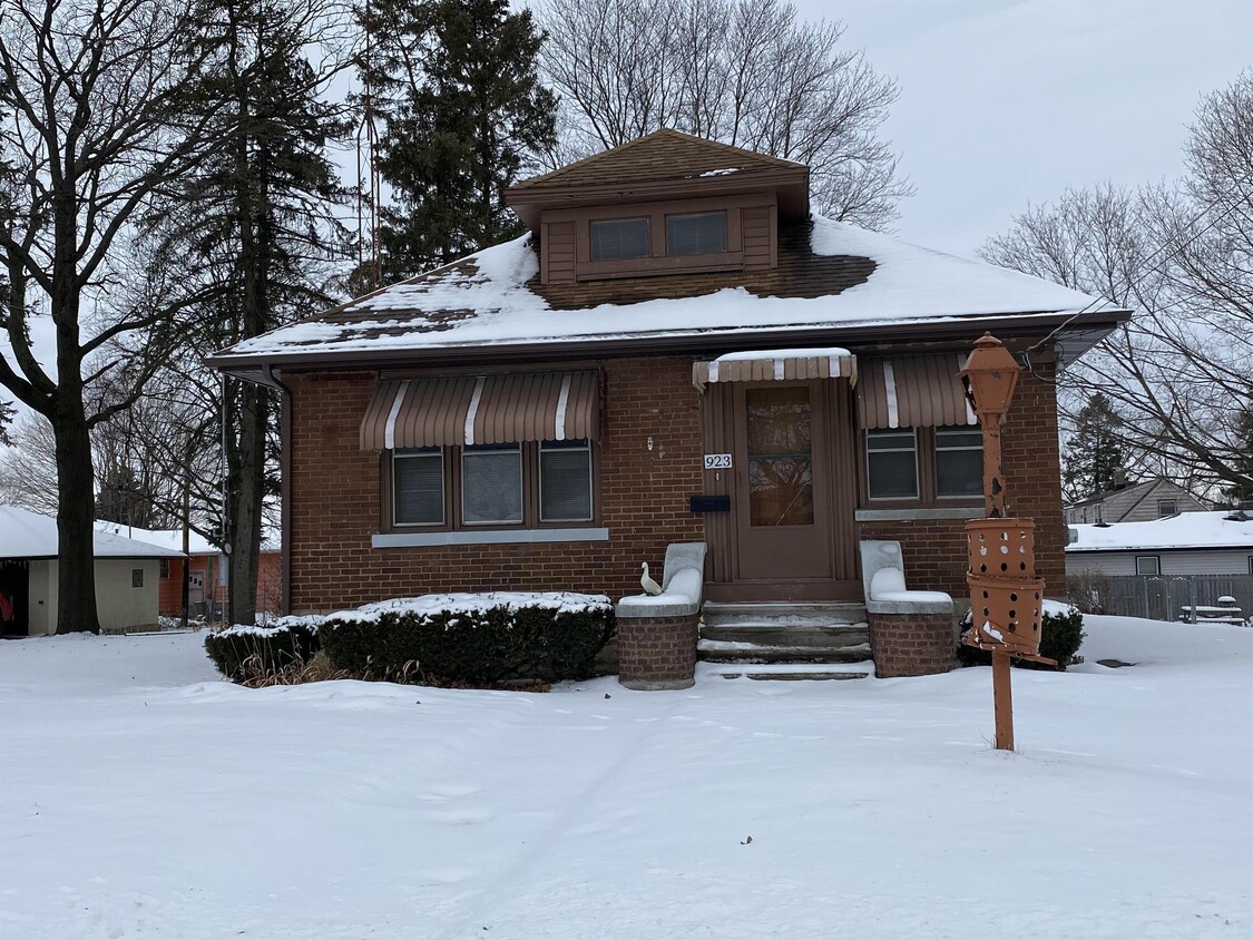 Primary Photo - 923 Dawes Ave