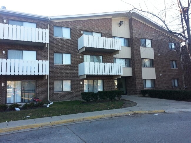 Building Photo - 2000 Bayside Dr