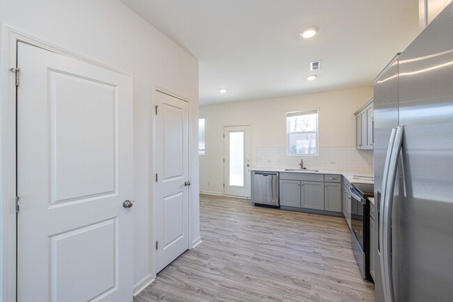 Building Photo - READY IN AUGUST 3 br 2.5 Townhome Near His...