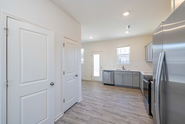 Foto del edificio - READY IN AUGUST 3 br 2.5 Townhome Near His...