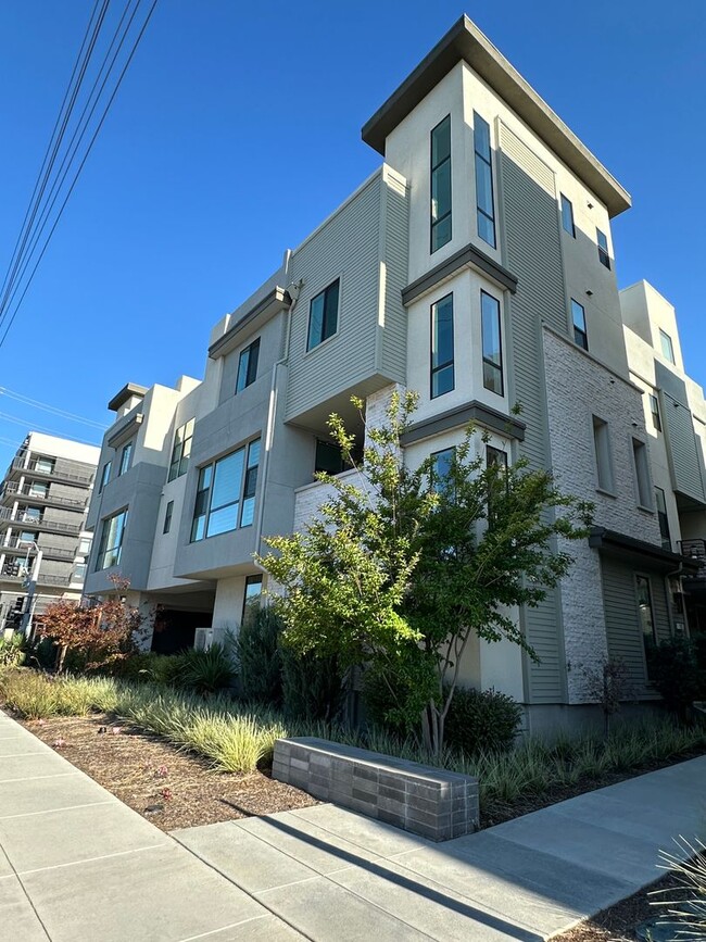Building Photo - NEWER SMART HOME AVAILABLE NOW!