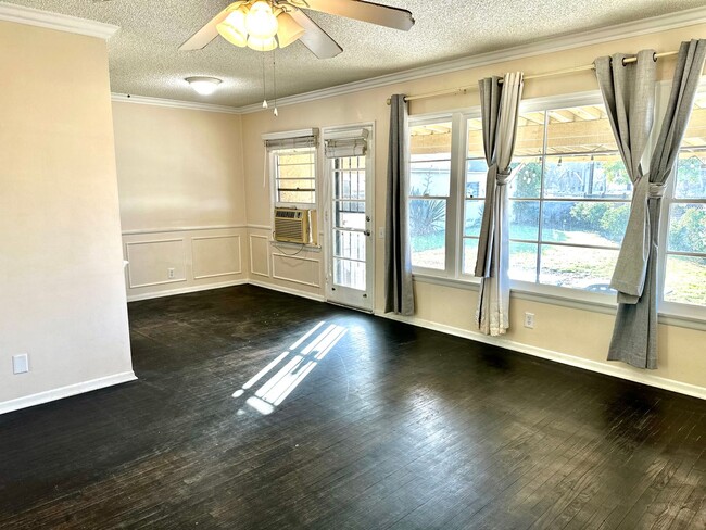 Building Photo - 3 Bedroom and 1 Bathroom SFH with spacious...