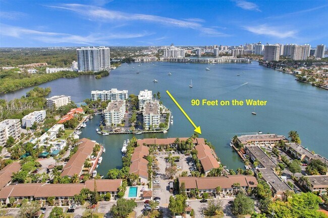 Foto del edificio - 2725 NE 165th St