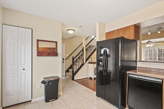 Building Photo - Bright & Spacious 3-Bedroom, 2 Full & 2 Half Bath in New Market