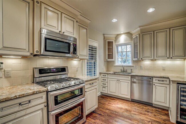 Foto del edificio - 4207 University Blvd