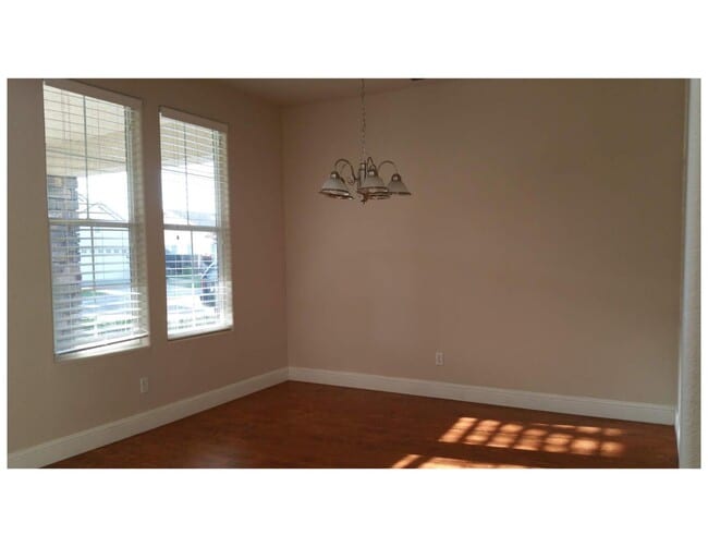Building Photo - Beautiful & Spacious 5BR, 3BA Home – Large...