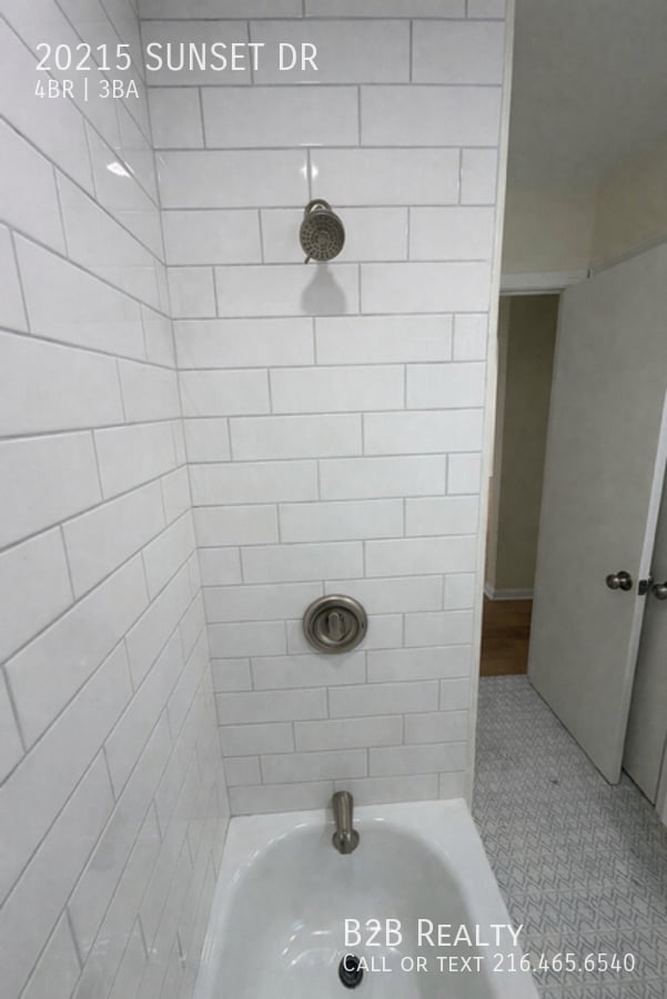 Building Photo - 20215 Sunset Dr