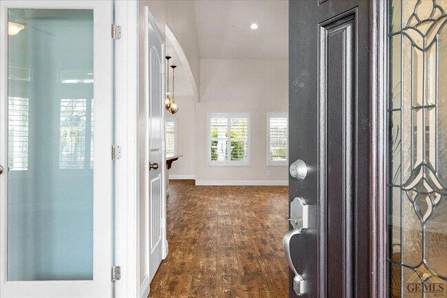 Foto del edificio - Charming NW Home with 3-Car Garage in Desirable Neighborhood