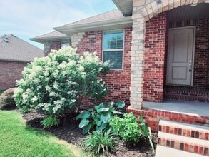 Building Photo - 5040 E Hedgerow Dr