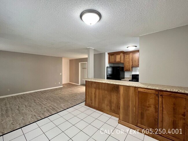 Building Photo - Updated Upper Level Unit With Many Utiliti...