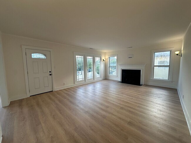 Building Photo - East Side Charming Home