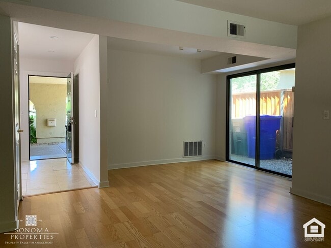 Building Photo - 3 Bedroom, 2.5 Bathroom Townhouse, Close t...