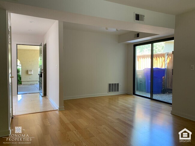 Foto del edificio - 3 Bedroom, 2.5 Bathroom Townhouse, Close t...