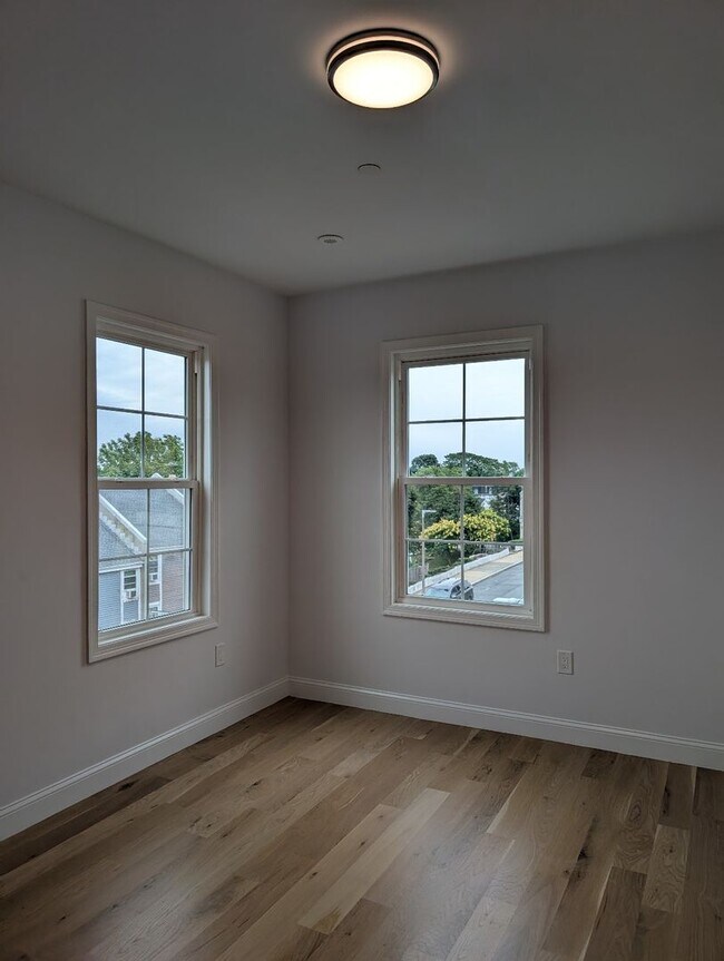 Building Photo - Renovated 4 bed 2 bath in Fort Hill