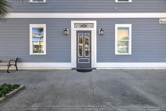 Building Photo - 405 24th St