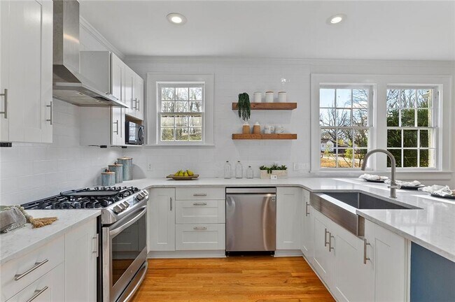 Building Photo - 628 Hemlock Cir SE