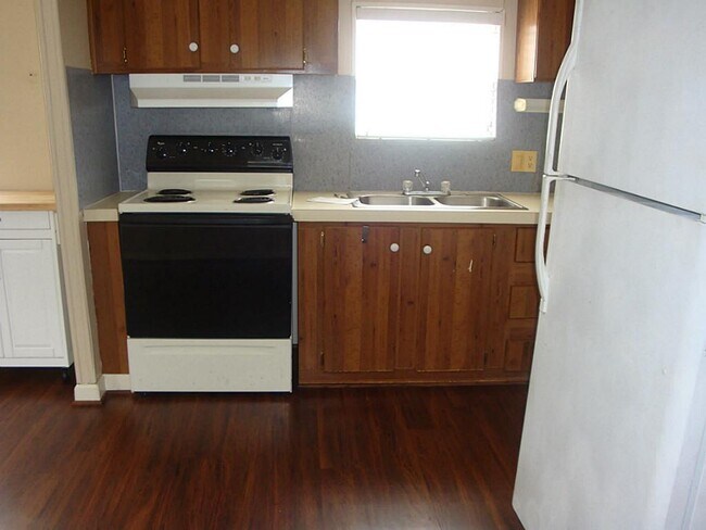 Foto del edificio - 2445 Precinct Line Rd