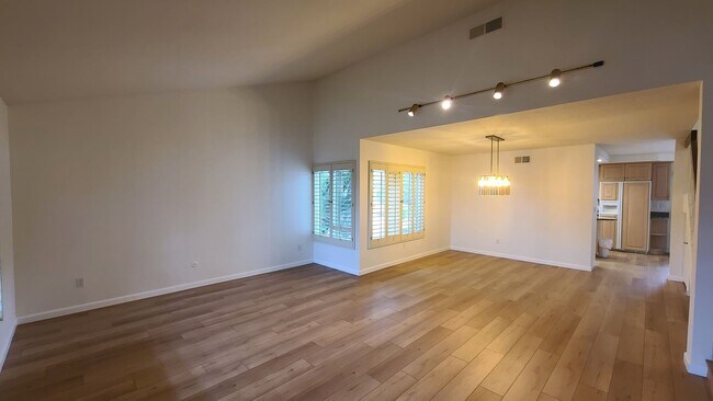 Foto del edificio - Amazing 4 Bedroom Home with Pool across from Cowls Mt