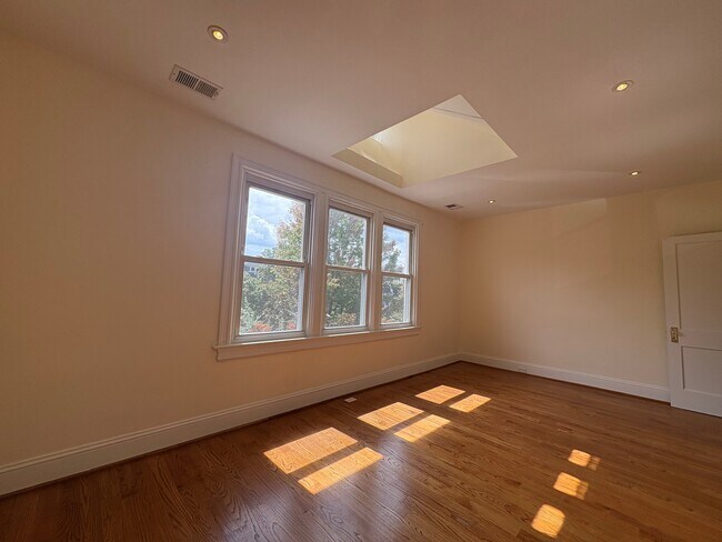 Foto del edificio - 719 Otis Pl NW