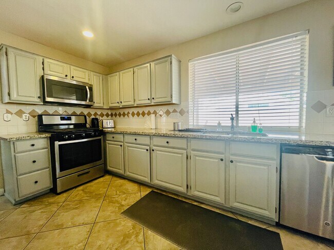 Foto del edificio - 4 Bd, 3 Bth Close to Airport, Town Square,...