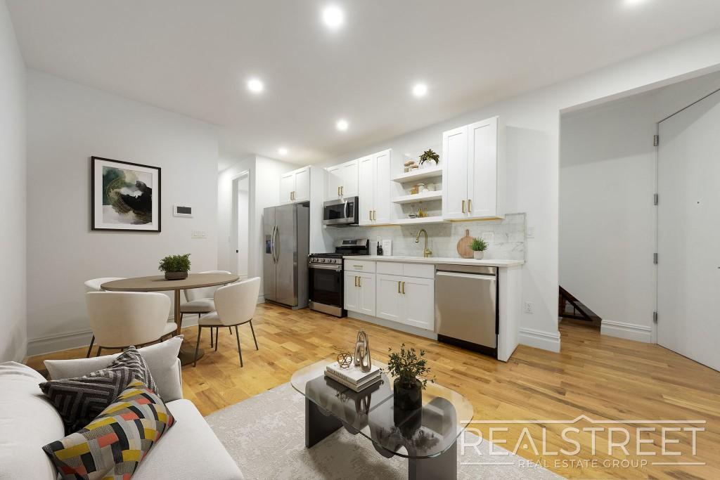Foto principal - STUNNING 4.5+ BED 3 BATH DUPLEX + YARD IN ...