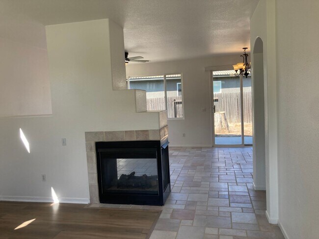 Building Photo - Beautiful Turlock 3 Bedroom 2 Bathroom Home.