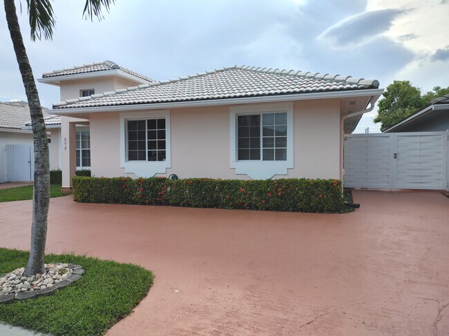 Foto del edificio - 894 NW 134th Pl