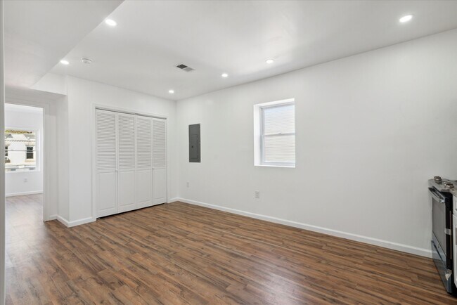 Foto del edificio - 5210 Cedar Ave