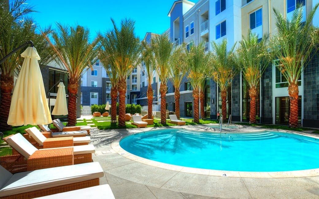 Sparkling pool and jacuzzi - 6701 Eton Ave