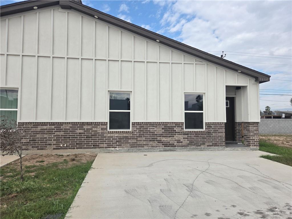 Building Photo - 609 E Interstate Hwy 2