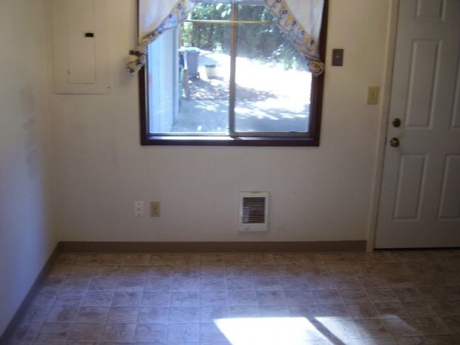 Building Photo - 2 Bedroom Two Story Duplex!